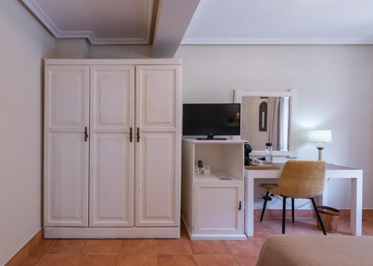 Logis Hotel Restaurante La Casa De Juansabeli Аренас-де-Кабралес Экстерьер фото