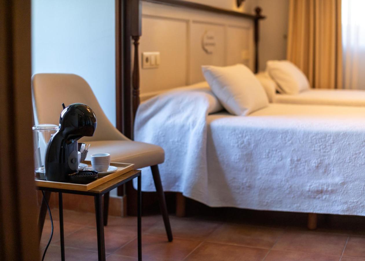 Logis Hotel Restaurante La Casa De Juansabeli Аренас-де-Кабралес Экстерьер фото