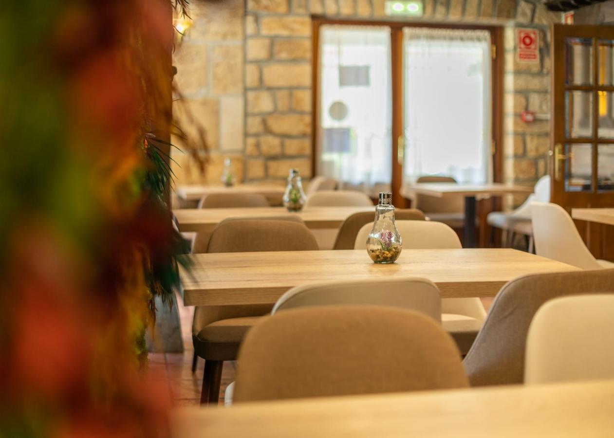 Logis Hotel Restaurante La Casa De Juansabeli Аренас-де-Кабралес Экстерьер фото